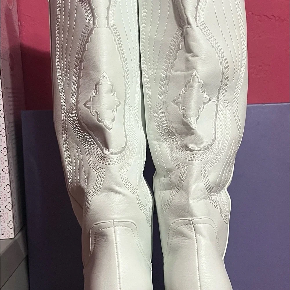 Women's Embroidered Western Cowboy Boots - Picture 4 of 8